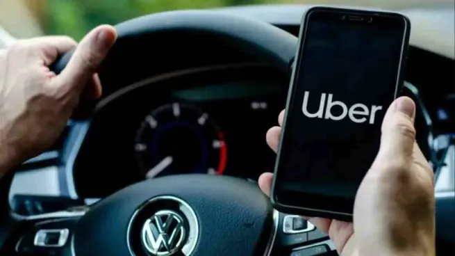 Choferes de Uber reclaman tarifas congeladas desde hace al menos dos años.