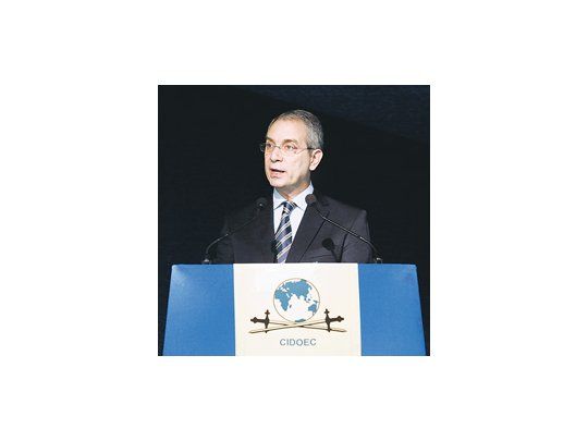 Julio Alak ayer en el estrado del Jesus College, en Cambridge. Defendió las medidas del Gobierno y compartió panel con funcionarios encumbrados. El plan de seducción al GAFI ya está en marcha.