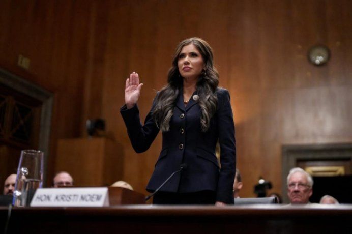 Kristi Noem, al asumir como Secretaria de Seguridad de Estados Unidos.&nbsp;