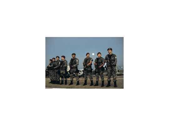 Militares montan guardia en las afueras de la Asamblea Legislativa de Bahía, sede principal del motín de la Policía local.