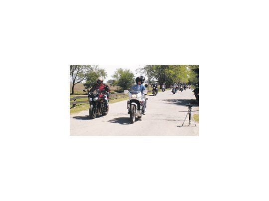 El seguro de responsabilidad civil es el obligatorio, según ley de tránsito 24.449 y resolución de la SSN 21.999. Los motociclistas reciben con su seguro una serie de servicios complementarios.