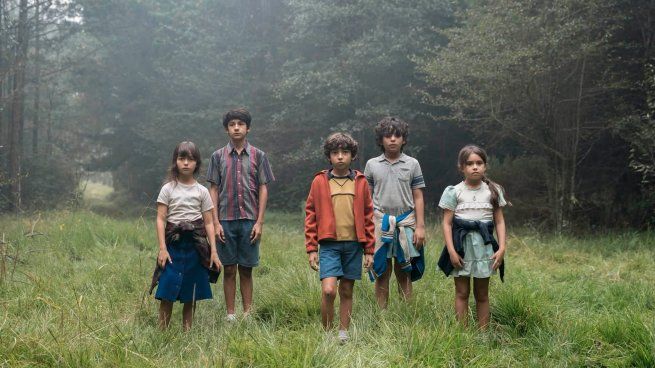 Una historia cargada de misterio llega a Netflix con una adaptación que traslada un clásico italiano al México de los años 80.