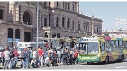 Unemployment day. At the Constitución station, passengers stood in long lines waiting for the buses. Unemployment day. At the Constitución station, passengers stood in long lines waiting for the buses.