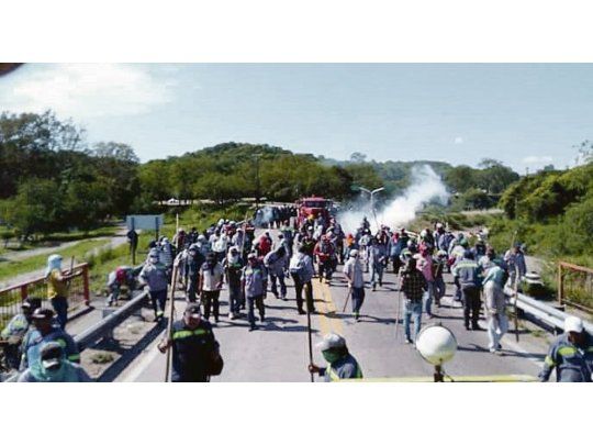 tensión. Choque entre trabajadores del ingenio La Esperanza y efectivos de seguridad de Jujuy, durante un corte en la ruta nacional 34.