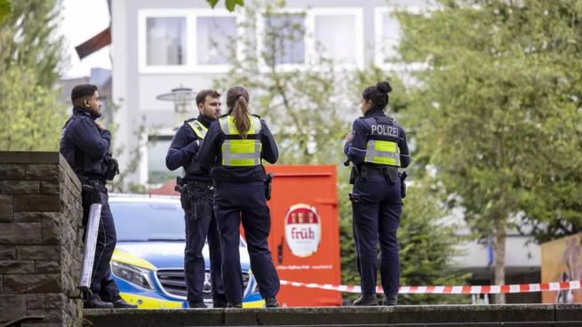 Dispositivo policial en el centro de Solingen, este domingo. (Foto: Thomas Banneyer/DPA)