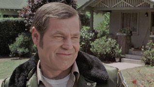 Charles Cyphers en su papel del sheriff Leigh Brackett.