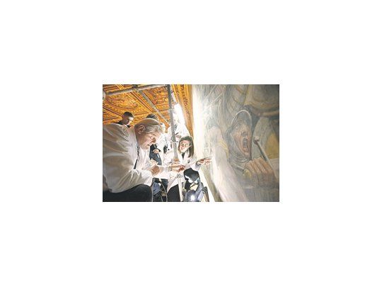 Expertos realizaron orificios en un mural de Giorgio Vasari en el Palazzo Vecchio de Florencia, debajo del cual creen haber hallado rastros de «La batalla de Anghiari», de Leonardo Da Vinci.