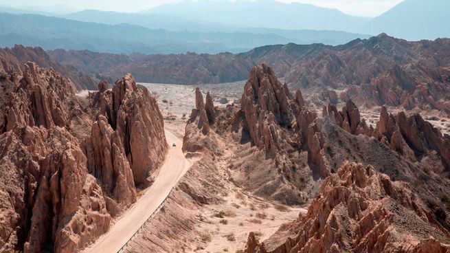 Gigantes de piedra se alzan junto a la Ruta 40 en Salta, formando un paisaje único que atrae a fanáticos del turismo natural y la fotografía.