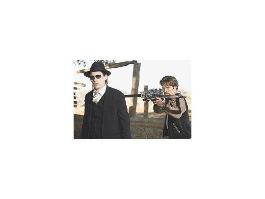 Ethan Hawke y Willem Dafoe en «Daybreakers-vampiros del día», distopía futurista con detalles más o menos originales y generosos chorros de sangre que harán las delicias de los fans del género menos exigentes.