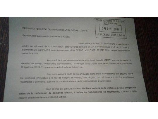 El abogado Daniel Igolnicov presentó un recurso de amparo contra el decreto de Mauricio Macri sobre la ley de ART. El escrito fue recibido la Secretaría N° 1 de la Corte Suprema de Justicia.