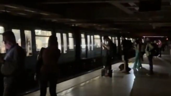 El corte generó una evacuación de emergencia en el metro de Santiago.