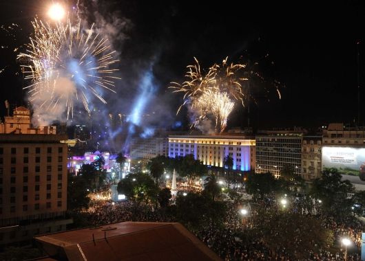 Festival de fuegos artificiales en el epílogo de la fiesta.