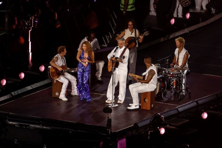 Shakira junto a Caetano Veloso. Shakira junto a Caetano Veloso.