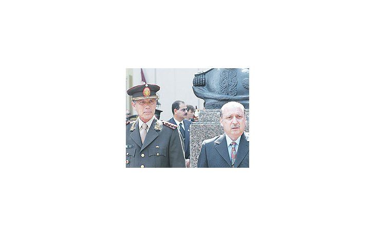 ámbito.com | El general Bendini, en la foto junto al saliente ministro Pampuro concertó conVenezuela una complementación en la formación de cuadros militares.