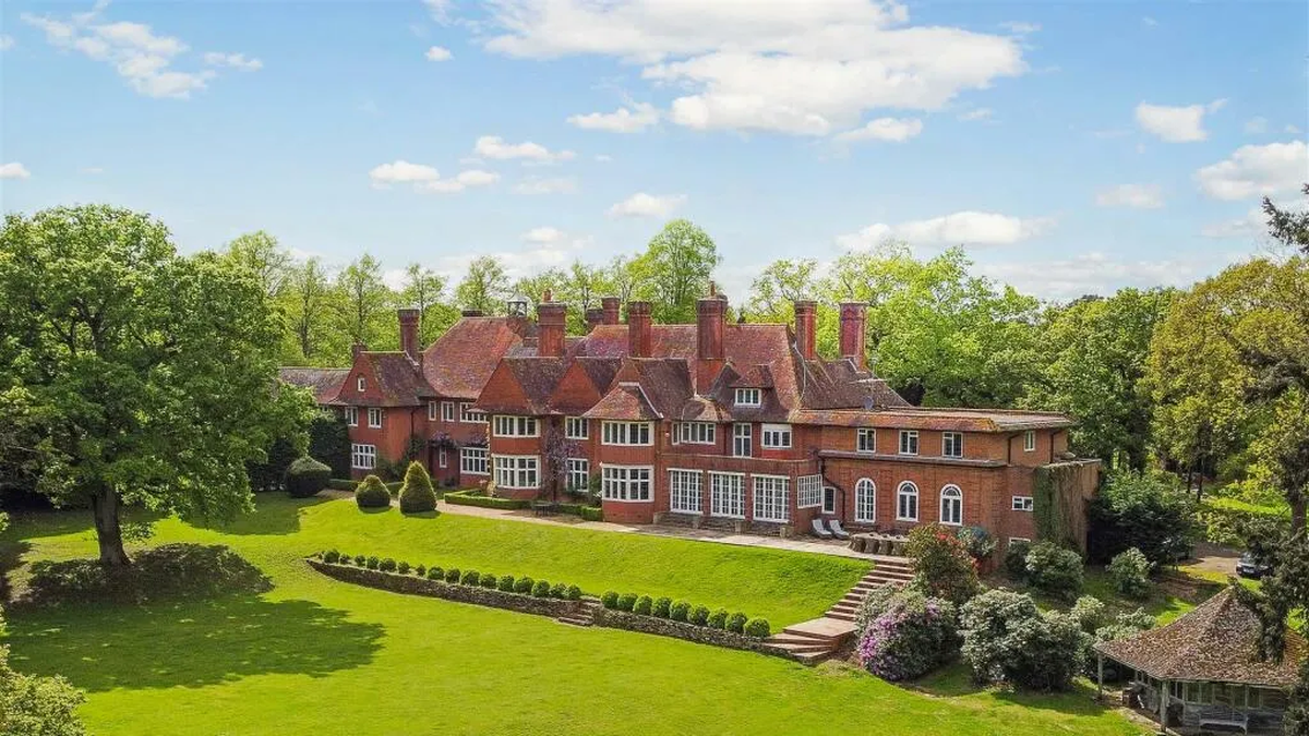 The English mansion that became a nightmare for Adele and now its owner cannot sell it