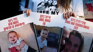El brazo armado del grupo militante palestino Hamas afirmó el miércoles que Kfir Bibas, de 10 meses, su hermano de 4 años y su madre murieron en bombardeos israelíes previos sobre la Franja de Gaza.