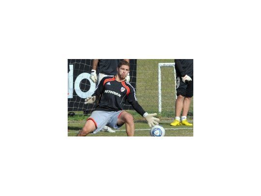 El arquero de River, Juan Pablo Carrizo, durante la práctica del plantel Millonario realizada en el predio que poseen en Ezeiza.