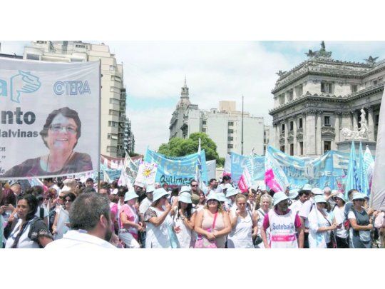Marchas. El paro nacional docente, el acto de la CGT, el desfile de Cristina en Comodro Py,  los incidentes en la Catedral Metropolitana y el índice “celestial” de pobreza. El Gobierno buscará retomar la agenda de campaña.