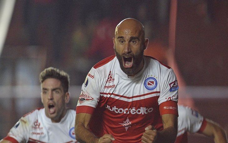 Capitán sudamérica. Carlos Quintana salió al rescate de Argentinos y le dio un triunfo que puede ser definitorio.