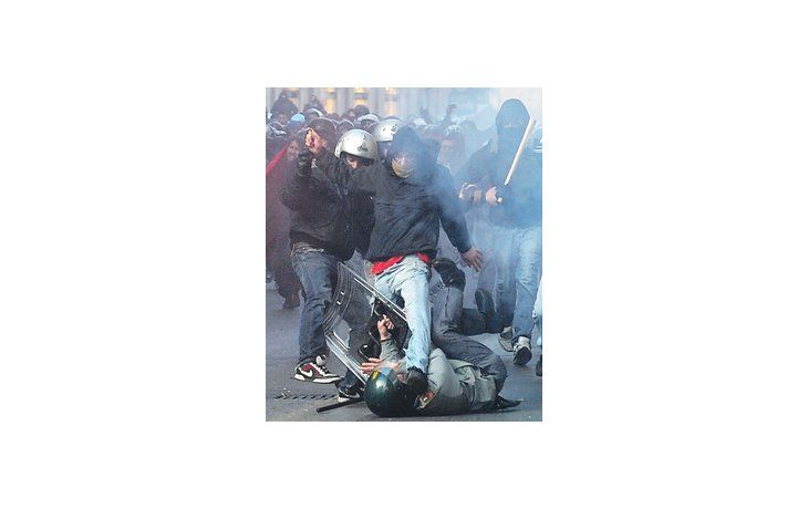 Golpizas a policías, quema de autos y destrozos varios fueron el escenario de ayer en Roma, una ciudad vandalizada por grupos anarquistas.