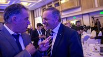 Yamandú Orsi y Álvaro Delgado encabezan las encuestas de sus respectivos sectores para competir por la presidencia uruguaya.