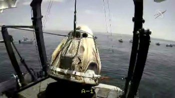 HITO. La cápsula Space X es retirada del Golfo de México.
