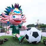 La FIFA aseguró que en ningún momento prohibió la exhibición de una mascota en forma de ajolote misma que se encuentra cerca del Estadio Azteca. La FIFA aseguró que en ningún momento prohibió la exhibición de una mascota en forma de ajolote misma que se encuentra cerca del Estadio Azteca.