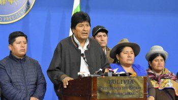 El presidente de Bolivia, Evo Morales Ayma, junto a representantes de organizaciones sociales, anunció, la mañana del domingo, su decisión de renovar a los vocales del Tribunal Supremo Electoral (TSE) y convocar a nuevas elecciones generales, en una conferencia de prensa brindada en el Hangar Presidencial, ubicado en la ciudad de El Alto. Luego renunció a la Presidencia.