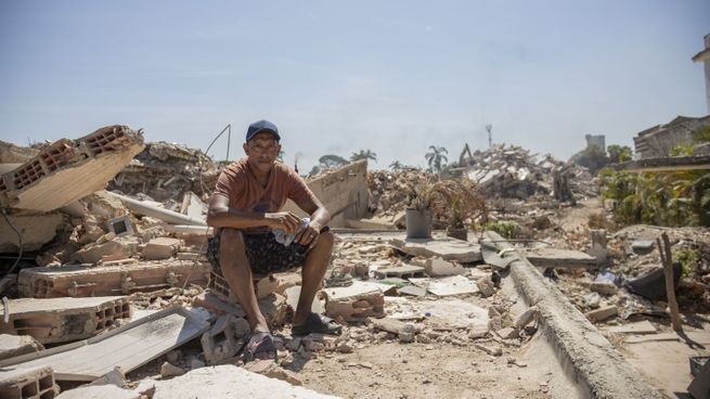 Miguel Jaimes, sobreviviente de los terremotos, sentado en el techo de su casa dañada en la comunidad de Los Corales, La Guaira, Venezuela.&nbsp;