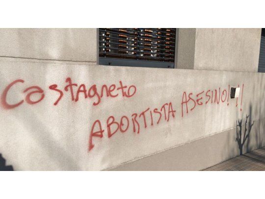 El diputado del Frente para la Victoria, Carlos Castagneto, denunció un ataque intimidatorio a su casa de Villa Elvira, en La Plata.