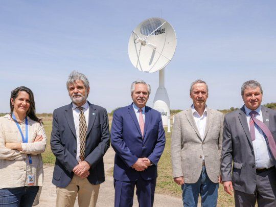 Alberto Fernández encabezó la firma de un contrato para el desarrollo del lanzador Tronador II.