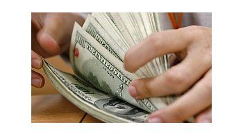 El dólar oficial subió medio centavo. El blue avanzó a $ 6,35