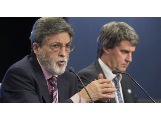 El jefe de la AFIP, Alberto Abad, junto al ministro de Economía, Alfonso Prat-Gay durante la conferencia de prensa que ofrecieron esta tarde en el microcine del palacio de Hacienda.