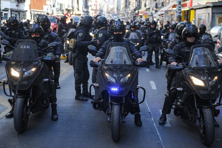 La policía en las inmediaciones de la protesta. La policía en las inmediaciones de la protesta.