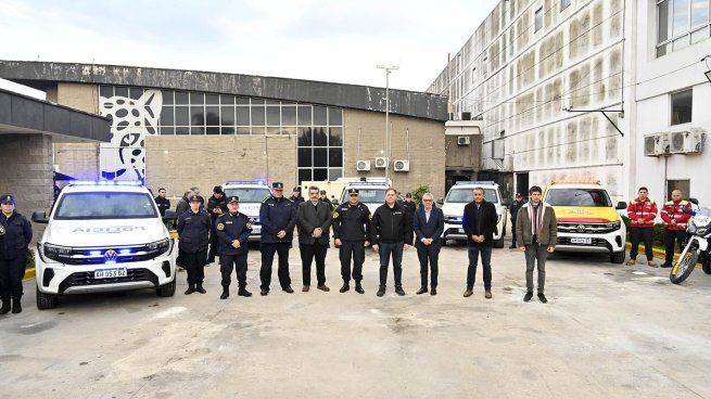 Julio Zamora y Javier Alonso hicieron entrega de los móviles.