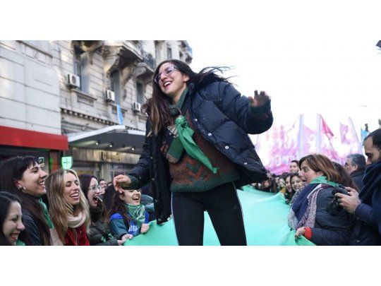 Mujeres argentinas celebrando en las calles la aprobación de Diputados al proyecto de despenalización del aborto. (Foto: Prensa Unidad Ciudadana)