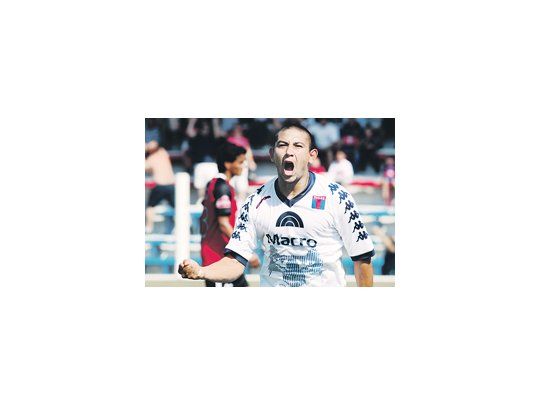 El Chino Luna grita un gol ante Colón. El delantero querrá repetir esta noche ante Atlético de Rafaela.