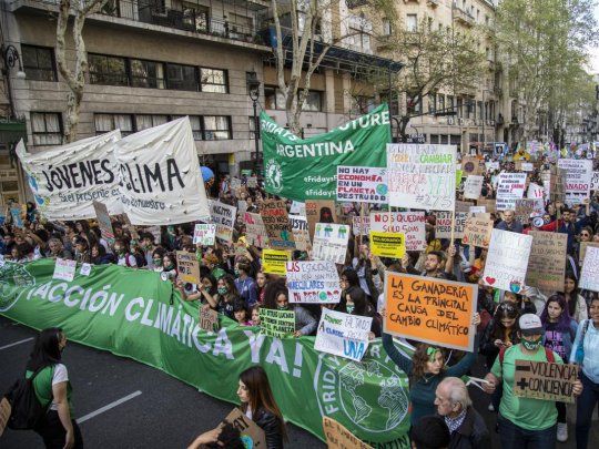 Militantes ambientalistas marcharon desde Plaza de Mayo al Congreso. 