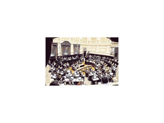 La Cámara de Diputados bonaerenses aprobó ayer un inmenso paquete de medidas que, entre otras, incluye mejoras en seguridad y jubilaciones.