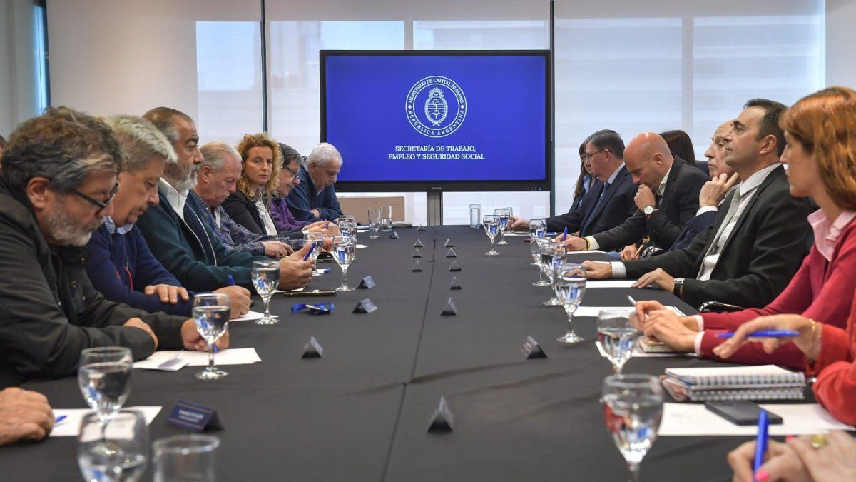 Labor reform: the Government convened employers and the CGT to discuss changes in the Employment Contract law