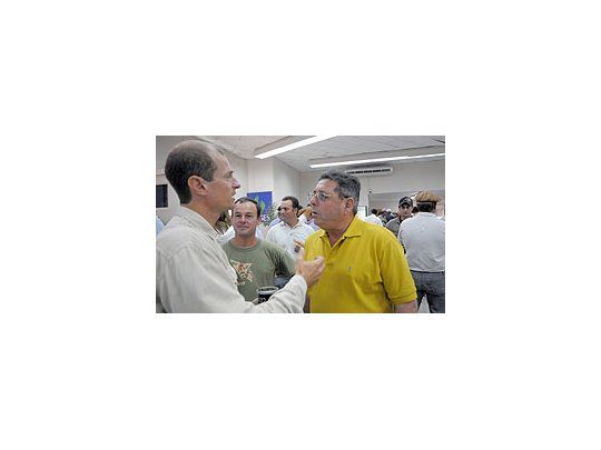 Un numeroso grupo de productores, entre los que se encuentra Alfredo De Angeli, mantiene tomada la sucursal Hasenkamp del Nuevo Banco de Entre Ríos S.A.