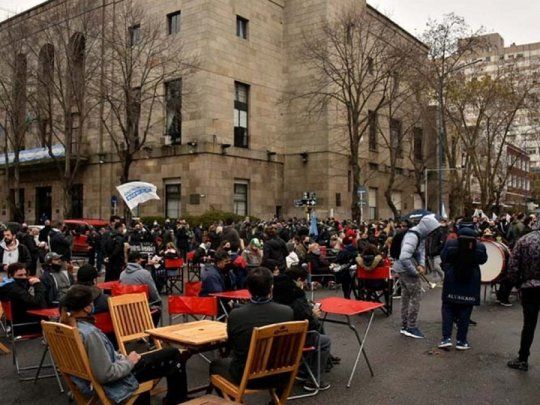 Trabajadores de gastronomía realizaron un restaurante a cielo abierto como reclamo.