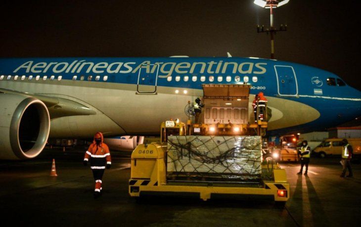 El avión Airbus 330-200, especialmente modificado en su interior para el transporte de las vacunes, partió ayer desde el aeropuerto Ministro Pistarini a las 19:57 con una tripulación compuesta por 20 integrantes.