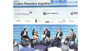 Carlos Melconian,  Silvina Batakis, Christopher Garnett (LatinFinance), Martín Redrado y el abogado Marcelo Etchebarne ayer en la cumbre financiera en el Sheraton. Hubo cruces, silencios y promesas en este round económico.