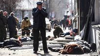 Un hombre llora minutos después del ataque al centro de Donetsk.