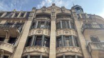 Sus ventanas asombran porque parecen palcos de teatro. Parte lateral del Kairuz