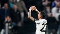 Con el corazón. Ángel Di María le dio la victoria a Juventus en la Europa League y celebró como siempre lo hace.