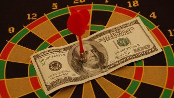 el que apuesta al dolar, pierde