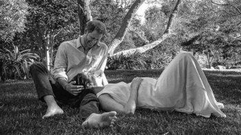 El fotógrafo Misan Harriman, presentado como un viejo amigo de la pareja por los medios británicos, tuiteó una foto en blanco y negro en la que aparecían sonriendo bajo un árbol.&nbsp;