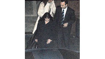 ámbito.com | No innovó Felisa Miceli ayer en su salida del poder. Abandonóla Casa de Gobierno casi sola y al anochecer, cuando enel despacho de Kirchner ya se bendecía a Miguel Peirano.